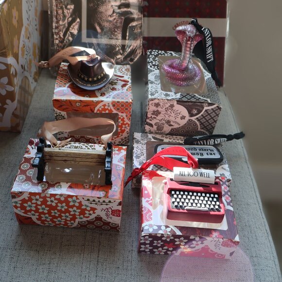 Taylor Swift Bundle - Picture 11 of 11